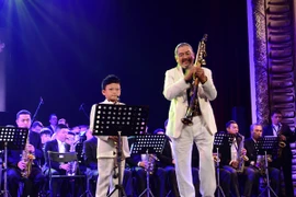 Lần đầu tiên biểu diễn với dàn nhạc Big Band, Tuệ Anh đã bộc lộ bản lĩnh của nghệ sỹ chuyên nghiệp. (Ảnh: Nguyễn Đình Toán) 