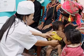 Bác sỹ khám bệnh cho trẻ em khó khăn của đồng bào dân tộc thiểu số. (Ảnh: Thanh Tùng/TTXVN)