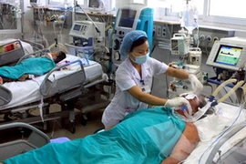 Điều trị nhiễm khuẩn cho một bệnh nhân. (Ảnh: TTXVN)