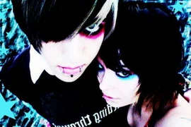 Thời trang "emo" với cách ăn mặc và trang điểm quá hiện đại. (Ảnh: Internet)