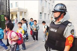Nhân viên bảo vệ tại một trường tiểu học ở thành phố Bắc Kinh. (Nguồn: Chinadaily)
