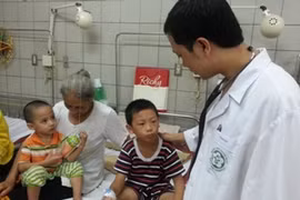 Hai cháu bé bị ngộ độc thịt cóc hiện sức khỏe đã ổn định. (Ảnh: PV/Vietnam+)
