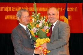 Ông Tống Văn Nga tặng hoa chúc mừng ông Dumitru Olaru. (Ảnh: Doãn Tấn/TTXVN)