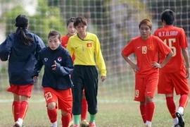 Các nữ tuyển thủ trong một buổi tập. (Ảnh: Quang Nhựt/TTXVN) 