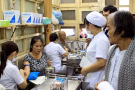 Các bác sỹ Bệnh viện Ung bướu Thành phố Hồ Chí Minh khám cho bệnh nhân. (Ảnh: Dương Ngọc/TTXVN)