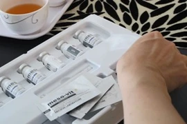 Những sản phẩm thu được từ cở sở dịch vụ làm đẹp vi phạm. (Ảnh: PV/Vietnam+)