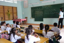 Thầy cô và học sinh trường tiểu học Cam Hiệp. (Ảnh: Quang Đức/Vietnam+)