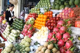 Nhiều loại trái cây nhập khẩu sẽ được kiểm dịch chặt chẽ trong thời gian tới. (Ảnh: TTXVN)