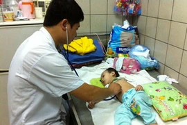 Sức khỏe của bé N.H.A đã dần hồi phục. (Ảnh: PV/Vietnam+)