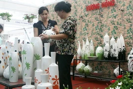 Khách tham quan tại Festival gốm sứ. (Ảnh: Thanh Vũ/TTXVN)