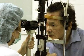 Khám mắt tại Bệnh viện Mắt Trung ương (Bộ Y tế). (Ảnh: Dương Ngọc/TTXVN)