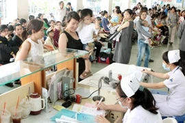 Bện nhân đến khám tại Bệnh viện Nhi đồng 1 - Thành phố Hồ Chí Minh. (Ảnh: Dương Ngọc/TTXVN)