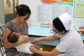 Trẻ tiêm ngừa vắcxin mới tại Bệnh viện Nhi Đồng 2, Thành phố Hồ Chí Minh. (Ảnh: Phương Vy/TTXVN)