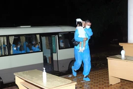 Công dân Việt Nam từ Nhật Bản trở về. (Ảnh: An Đăng/TTXVN)