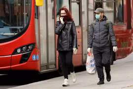 Người dân đeo khẩu trang phòng dịch COVID-19 tại London, Anh. (Ảnh: THX/TTXVN)