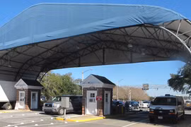 Lối vào căn cứ hải quân Pensacola ở Florida. (Nguồn: AP)