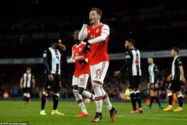 Oezil góp công giúp Arsenal chiến thắng đậm. (Nguồn: Getty Images)