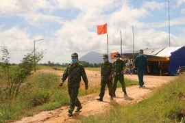 Các chiến sỹ tổ công tác phòng chống dịch COVID-19 tuần tra, kiểm soát biên giới. (Ảnh minh họa: Công Mạo/TTXVN)