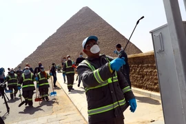 Phun thuốc khử trùng nhằm ngăn chặn sự lây lan của dịch COVID-19 tại Giza, Ai Cập. (Ảnh: THX/TTXVN)