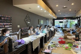 Tiệm Zen Nails ở Brentwood, Tennessee, đã trở thành một xưởng nhỏ sản xuất khẩu trang và áo bảo hộ cho các bệnh viện tại địa phương. (Ảnh: Trang Nguyen)