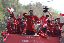 Klopp (giữa) đã trải qua năm 2019 thành công cùng Liverpool. (Nguồn: Mirror)