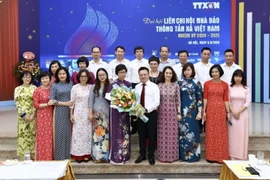 Ban Chấp hành Liên chi hội Nhà báo TTXVN nhiệm kỳ 2020-2025 ra mắt Đại hội. (Ảnh: Minh Quyết/TTXVN)