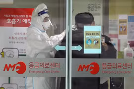 Nhân viên y tế kiểm tra thân nhiệt hành khách tại bệnh viện trung tâm Seoul, Hàn Quốc ngày 27/1/2020. (Ảnh: YONHAP/TTXVN)