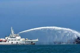 Tàu cứu hộ nỗ lực dập đám cháy sau vụ tàu chở dầu đâm tàu hàng. (Nguồn: Xinhua)