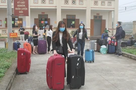 Công dân hoàn thành thời gian cách ly tập trung rời Trung đoàn 855 trở về địa phương. (Ảnh: Thùy Dung/TTXVN)