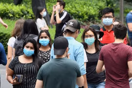 Người dân đeo khẩu trang phòng lây nhiễm COVID-19 tại Singapore ngày 5/4/2020. (Ảnh: AFP/TTXVN)