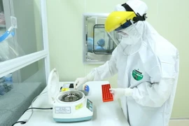 Quay ly tâm mẫu xét nghiệm COVID-19. (Ảnh: Minh Quyết/TTXVN)
