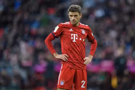 Thomas Mueller bị Hasan nắn gân vì những phát biểu liên quan đến chuyển nhượng. (Nguồn: Getty Images)