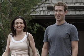 Zuckerberg và Sheryl Sandberg. (Nguồn: hellomagazine)