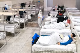 Bệnh nhân nhiễm virus corona chủng mới được điều trị tại một bệnh viện dã chiến ở Vũ Hán, Trung Quốc ngày 5/2. (Ảnh: THX/TTXVN)