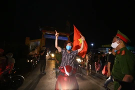 Người dân thôn Hạ Lôi đã chuẩn bị những "mẻ" hoa đầu tiên để mang đi tiêu thụ sau gần 1 tháng bị phong tỏa. Ảnh: Minh Quyết – TTXVN