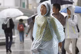 Thành phố Osaka vận động người dân quyên góp áo mưa. (Nguồn: Kyodo)