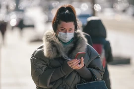 Người dân đeo khẩu trang để phòng tránh lây nhiễm COVID-19 tại Moskva, Nga. (Ảnh: THX/TTXVN)