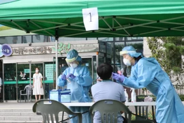 Lấy mẫu xét nghiệm COVID-19 tại Incheon, phía Tây Seoul, Hàn Quốc ngày 22/8. (Ảnh: YONHAP/TTXVN)