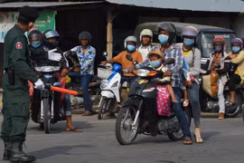Người dân đeo khẩu trang phòng lây nhiễm COVID-19 tại Phnom Penh, Campuchia, ngày 10/4/2020. (Ảnh: AFP/TTXVN)
