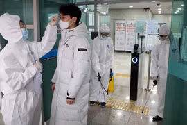 Nhân viên y tế kiểm tra thân nhiệt của sinh viên tại trường đại học Inha ở Incheon, Hàn Quốc. (Ảnh: THX/TTXVN)