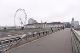 Cảnh vắng vẻ tại trung tâm London, Anh do tác động của dịch COVID-19. (Ảnh: THX/TTXVN)