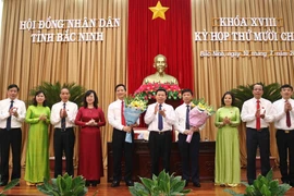 Lãnh đạo tỉnh Bắc Ninh chúc mừng hai đồng chí Vương Quốc Tuấn và Đào Quang Khải vừa được bầu làm Phó chủ tịch Ủy ban Nhân dân tỉnh. (Ảnh: Thanh Thương/TTXVN)