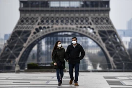 Người dân đeo khẩu trang phòng dịch COVID-19 tại Paris, Pháp. (Ảnh: AFP/TTXVN)