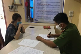 Chị L.T.H tại cơ quan công an. (Ảnh: TTXVN phát)