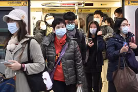 Người dân đeo khẩu trang phòng lây nhiễm virus corona tại Đài Bắc, Đài Loan, Trung Quốc. (Ảnh: AFP/TTXVN)