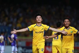 Văn Thắm đưa Sông Lam Nghệ An lên ngôi đầu V-League. (Ảnh: Nguyên An/Vietnam+)