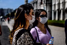 Người dân đeo khẩu trang nhằm ngăn chặn sự lây lan của dịch COVID-19 tại Lisbon, Bồ Đào Nha. (Ảnh: AFP/TTXVN)