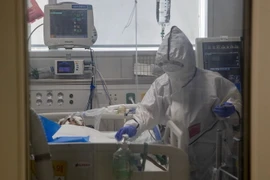 Nhân viên y tế kiểm tra tình trạng bệnh nhân nhiễm COVID-19 tại một bệnh viện ở thành phố Daegu, Hàn Quốc. (Ảnh: Yonhap/TTXVN)