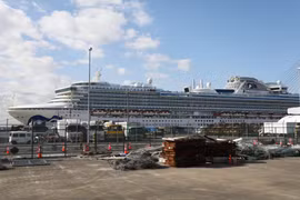 Du thuyền Diamond Princess neo tại cảng Yokohama, Nhật Bản, ngày 19/2. (Ảnh: THX/TTXVN)