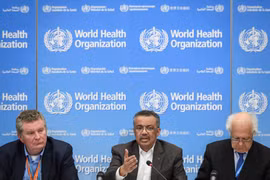 Tổng Giám đốc WHO Tedros Adhanom Ghebreyesus (giữa) trong cuộc họp báo sau phiên họp kín về dịch viêm đường hô hấp cấp do chủng virus 2019nCoV gây ra. (Ảnh: AFP/TTXVN)